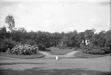 816380 Gezicht op het plantsoen aan het Rembrandtplein te Bilthoven (gemeente De Bilt).